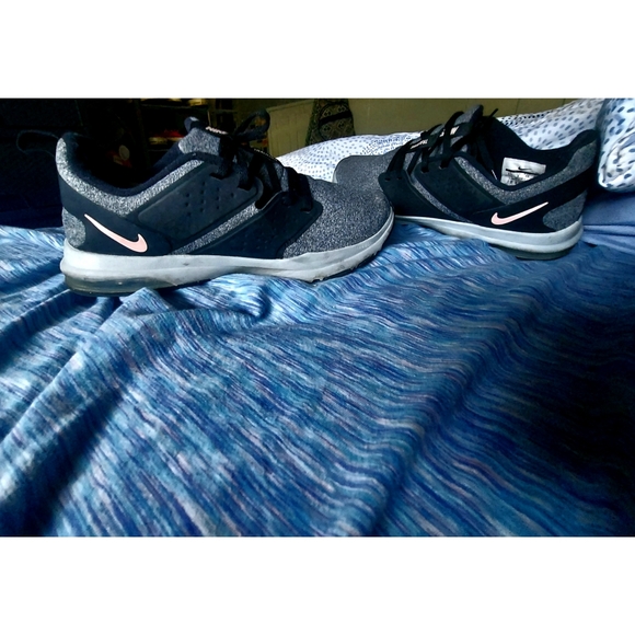 WOMENS NIKE TRAINING SHOES - Picture 2 of 2